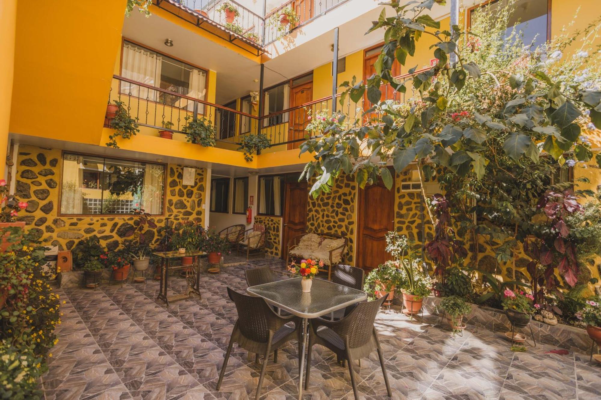 Intitambo Hotel 오얀따이땀보 외부 사진